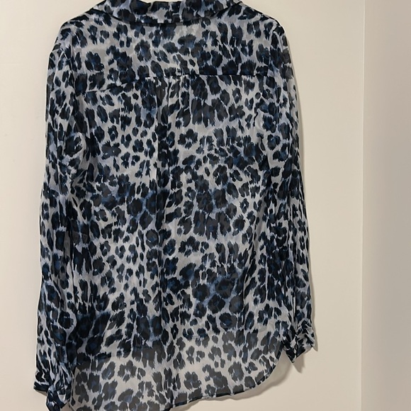 Diane Von Furstenberg Blue Cheetah Printed 100% Silk Lorelei Blouse Size 8 - Picture 4 of 4